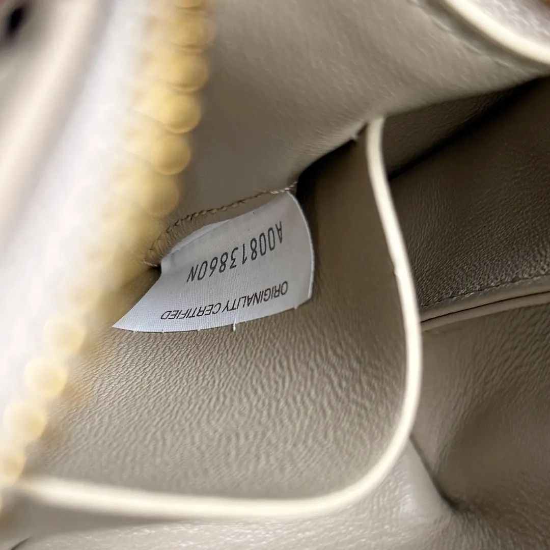 Batch 1260 BV new mini bag ceiling Bottegaveneta new Concert Pouch bag is small and has a large capacity. It can hold a Pro max mobile phone. The shoulder strap is adjustable for cross-body carry. It is very cost-effective when carried on one shoulder. The latest small bag in autumn has a lot of capacity. It can hold 4 short clips. I also tried it and it can hold one of my fists. It is cute, the capacity is touching and the length of the shoulder strap is adjustable for daily commuting. Full score 10 #bv woven bag Style number: 794258 Size: 18.5*11.5*8.5cm